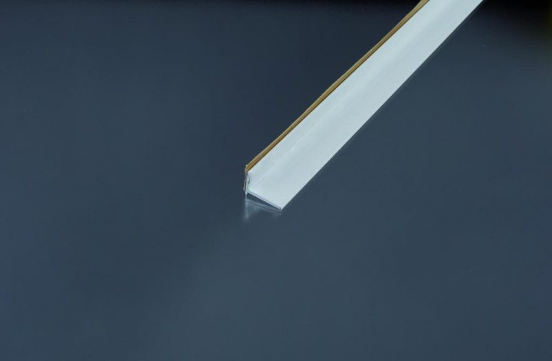 Ukončovací kútový profil samolepiaci 20x15 mm. hrúbka 0 - 22 mm